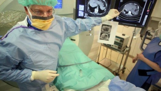 Prof. Thomas Vogl entfernt mit dem Applikator eine Metastase in der Leber einer Patientin.